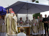 Bischof Gerber zeigt das Haus mit "Bewohnern", das in der Kinderkirche gestaltet wurde